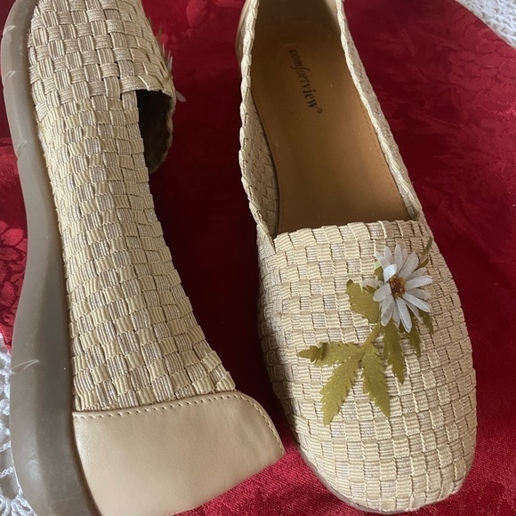 COMFORTVIEW shoes, beige color with flowers details, size 10.5, super cute - Picture 2 of 8